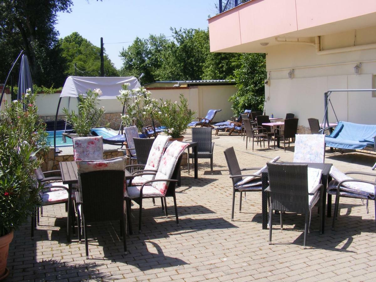Hotel Pelikan Hodmezovasarhely Exterior photo
